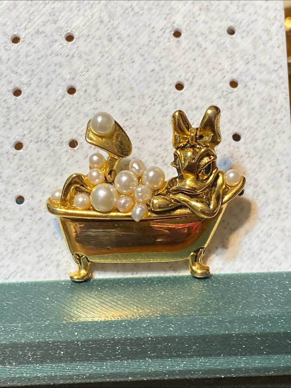 Gold tone & faux Pearl Napier Disney Daisy Duck bubble bath pin brooch jewelry